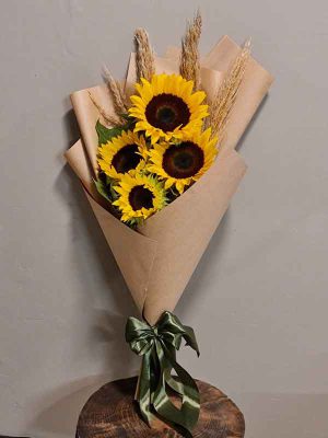 با دسته گل دل هر دختری رو میشه به دست اورد 
