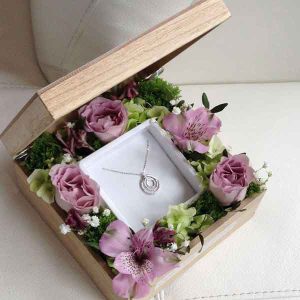 باکس گل جعبه‌ای همراه با جواهرات