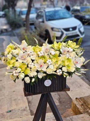 باکس گل لاکچری پر از رز هلندی و ارکیده سیمبیدیوم مناسب عرض تسلیت کد 772