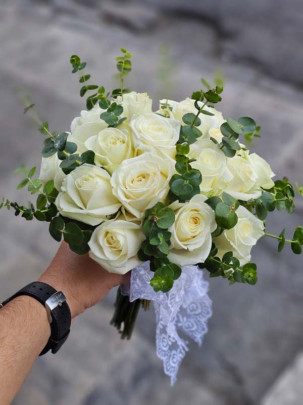 1-web دسته گل ساده و زیبای عروس با رز هلندی درجه یک