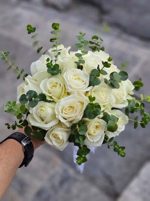 دسته گل ساده و زیبای عروس با رز هلندی درجه یک